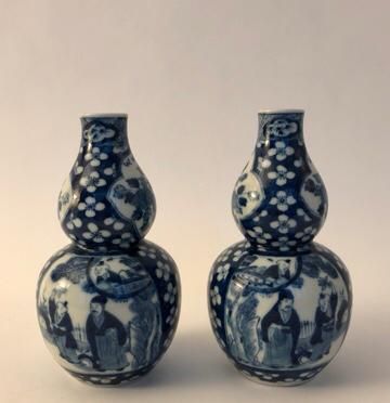  Paire de vases en forme coloquinte, en porcelaine bleu blanc 
A décor figuré dans...