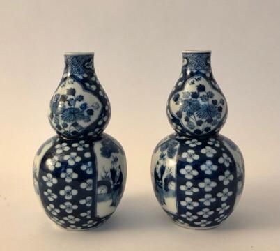  Paire de vases en forme coloquinte, en porcelaine bleu blanc 
A décor figuré dans...