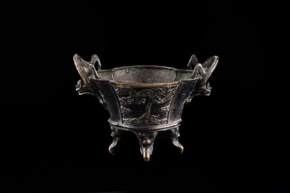 null Four-lobed planter in bronze with brown patina, the flared wall decorated in...