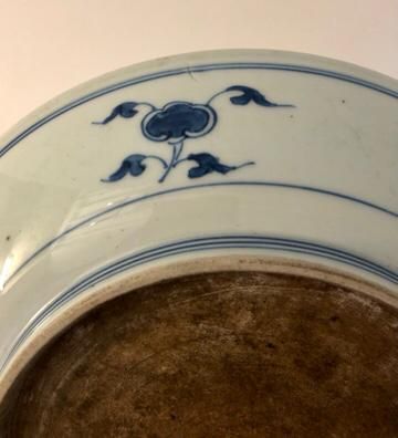  Plat creux en porcelaine émaillée bleu blanc à décor de quatre chilongs volant,...