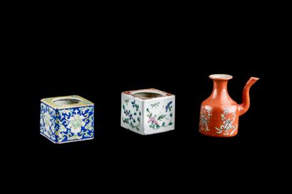  Lot de trois porcelaines, comprenant deux pots quadrangulaires à décor en émaux...