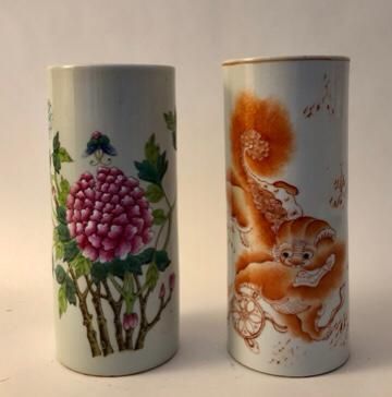  Deux vases cylindriques, en porcelaine et émaux , 
L'un à décor de pivoines, l’autre...