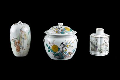  Lot de trois porcelaines polychromes, dont un pot ovoïde couvert à décor de Shoulao...
