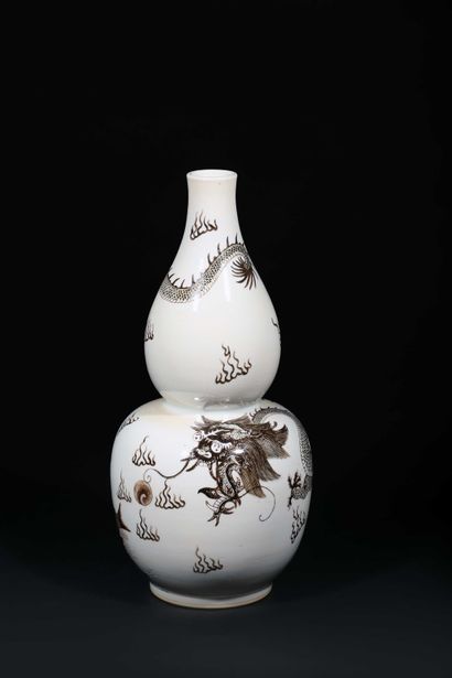  Vase double gourde en porcelaine, émaillé noir et blanc, à décor de dragons et poissons,...