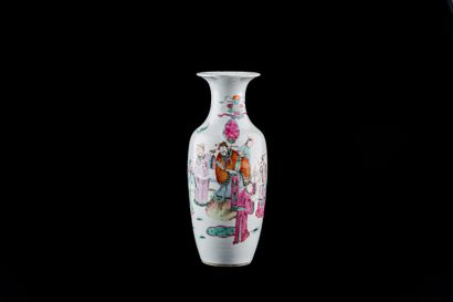 null Vase balustre en porcelaine et émaux de la famille rose, à décor de dignitaires...