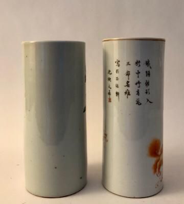  Deux vases cylindriques, en porcelaine et émaux , 
L'un à décor de pivoines, l’autre...