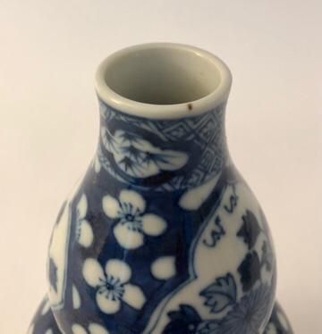 null Paire de vases en forme coloquinte, en porcelaine bleu blanc

A décor figuré...