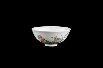null Coupe en porcelaine, émaillé famille rose, à décor de fleurs de chrysanthème....