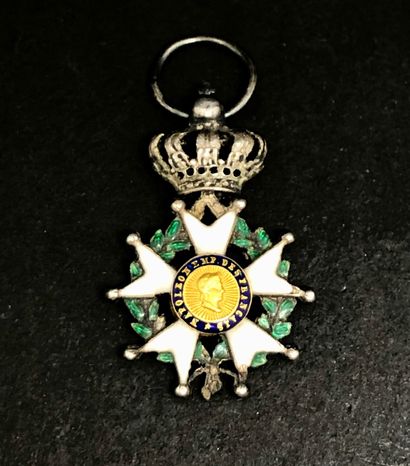  Une Légion Honneur miniature en argent émaillée, surmontée d'une couronne impér...