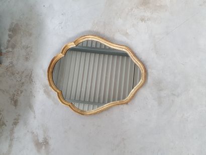 Un miroir polylobé en stuc doré
