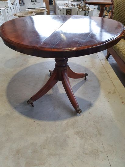  Table guéridon en bois mouluré et bois de placage (acajou), le plateau circulaire...