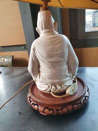 null Un Bouddha assis en faïence émaillée blanc

Blanc de Chine , monté en lampe