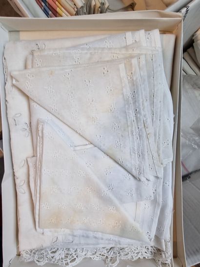 null Linge de maison: serviettes, nappes en coton blanc DANS UN CARTON