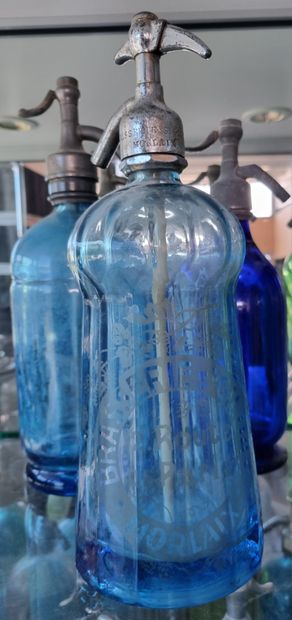 null VERRERIE 

Lot de 3 bouteilles siphons en verre bleu : 1 marquée BRASSERIE St...