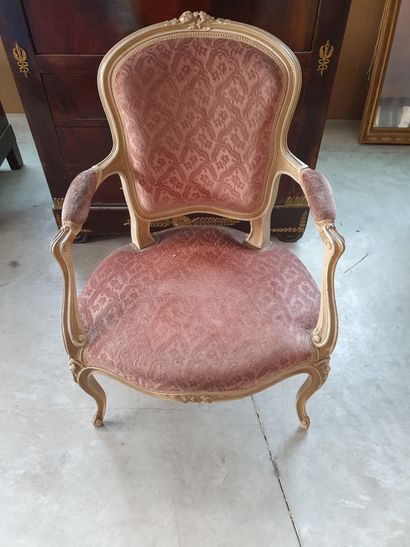 null Paire de fauteuils en bois mouluré et sculpté laqué crème, style Louis XV. Garnis...