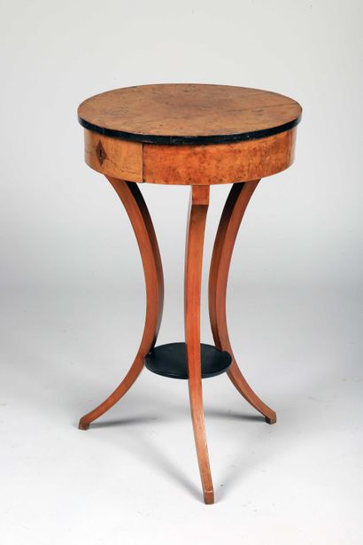  Petite table de salon circulaire en placage de loupe d’orme, merisier et bois laqué...