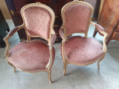 null Paire de fauteuils en bois mouluré et sculpté laqué crème, style Louis XV. Garnis...