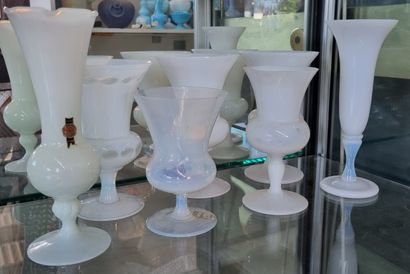 null VERRERIE 

Ensemble de 7 vases sur piédouches en verre et/ou opaline BLANC,...