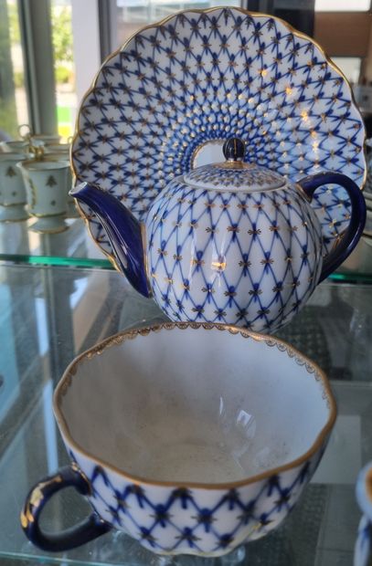 null CERAMIQUE 

Partie de service à thé en porcelaine russe à motif de treillage...