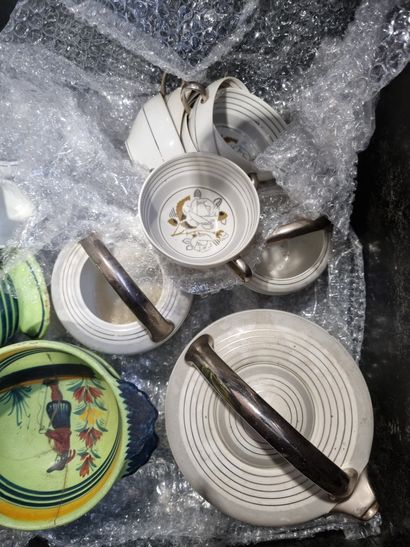 null CERAMIQUE 

Lot de vaisselle dépareillée dont partie de service à thé Art déco...