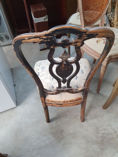 null Une chaise en bois laqué noir et or 

Epoque Napoléon III 

Nombreuses usur...