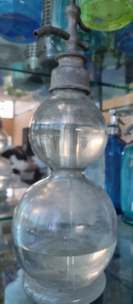 null VERRERIE

1 rare bouteille siphon en verre transparent de forme à double gourdes,...