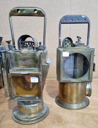 null 2 lanternes de service en cuivre et laiton, à acétylène, à 3 faces vitrées (manques),...