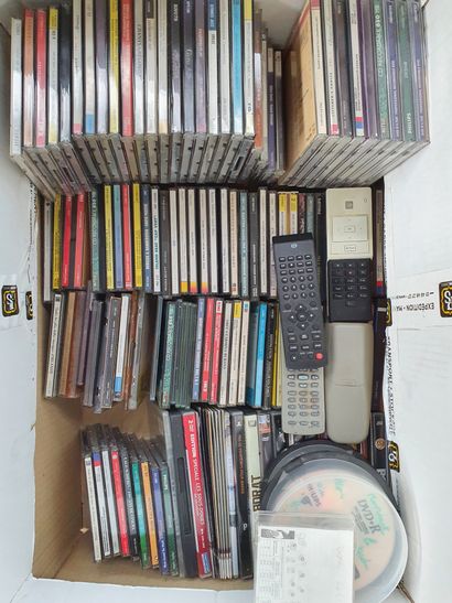 Un lot de CD et DVD, une chaine HIFI, dans...