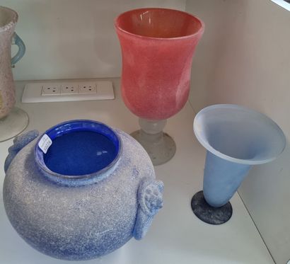  VERRERIE 
Lot comprenant un vase boule en verre bleu givré à deux anses en forme...