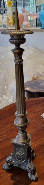 null Pique-cierge d'autel tripode en bronze et métal argenté

H.: 71 cm"