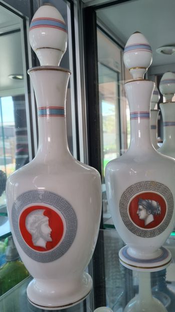 null Paire de carafes et leurs bouchons ""Grand Marnier"" en verre opaliné BLANC...