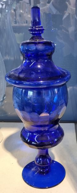 null VERRERIE 

Grand drageoir en cristal bleuté taillé

H.: 42,5 cm"