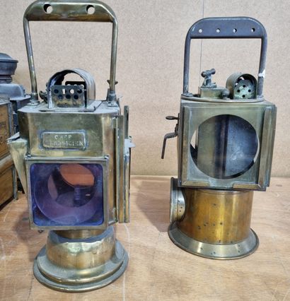 null 2 lanternes de service en cuivre et laiton, à acétylène, à 3 faces vitrées (manques),...