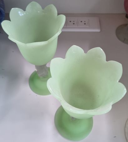  VERRERIE 
Paire de grandes coupes ""tulipes"" en pâte de verre dans les tons vert...