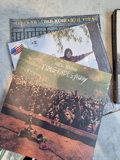 null MUSIQUE 

Lot de disques vinyls 33 trs et 45trs: Neil Young, Crosby-Stills Nash;...