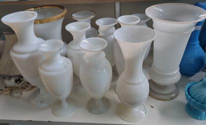 null VERRERIE 

Lot de 11 vases en verre, opaline ou cristal de Sèvres blanc laiteux,...