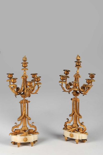  Garniture de cheminée en albâtre et riche décor de bronzes ciselés et dorés 
Attribuée...