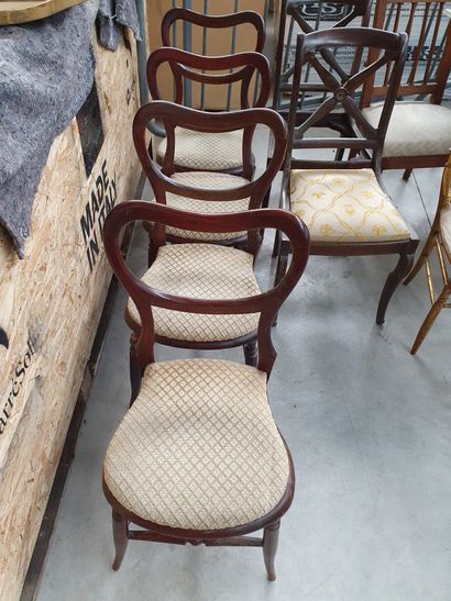null Ensemble de 8 chaises comprenant:

-une paire de chaises en acajou et placage...