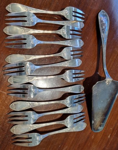  12 fourchettes à entremets en métal argenté, modèle filets rubannés avec une pelle...