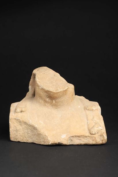  Fragment de buste 
Seules persistent les épaules, le cou et la nuque de laquelle...