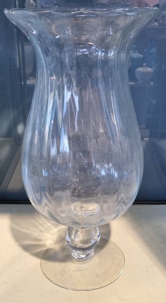  VERRERIE 
Très grand vase balustre à cotes torses en verre fin, reposant sur un...