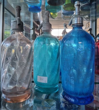 null VERRERIE 

Lot de 3 bouteilles siphons, une en verre turquoise marquée BRASSERIE...