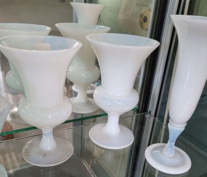 null VERRERIE 

Ensemble de 7 vases sur piédouches en verre et/ou opaline BLANC,...