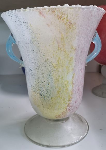  VERRERIE, MURANO 
Un vase évasé à bords festonnés et 2 anses, en verre multicolore...