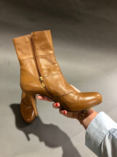 null Sergio Rossi

Paire de bottines à talon en cuir gold, T.37,5 (quelques traces...