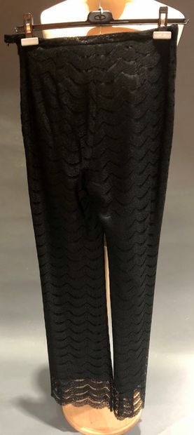 null Ensemble de jupes et pantalon : une jupe en maille noire Diane von Furstenberg,...