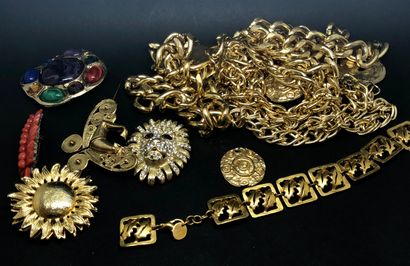 Lot de bijoux fantaisie en métal doré comprenant : 
- Un sautoir ou ceinture en...