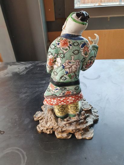  Statuette en porcelaine de Chine émaillée polychrome, monté postérieurement sur...