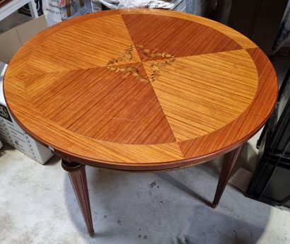 null Lot comprenant:

-une table ronde de salle à manger en bois de placage (satiné)...