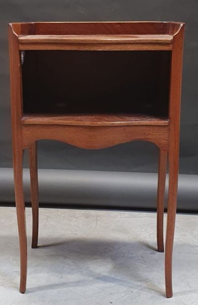 null Paire de petites chaises en bois naturel de style Charles X

Dossier à croisillons

Assises...